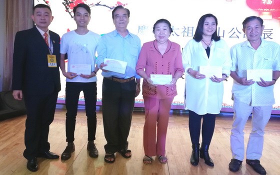 黃氏宗祠理事長黃錦雄(左)把善款交給各單位代表合照。