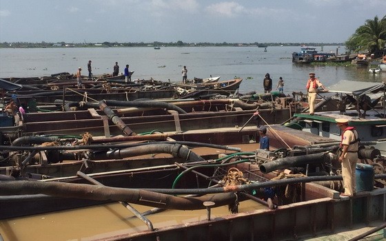 被查獲扣留的多艘非法採沙駁船。（圖源：CTV）