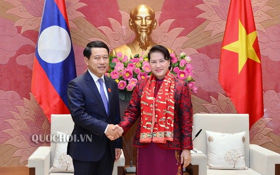 國會主席阮氏金銀（右）接見老撾外交部長沙倫塞‧貢馬西。（圖源：Quochoi.vn）