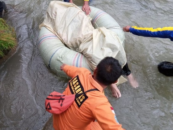 救援人員在南蘇門答臘省展開救援行動。（圖源：路透社）