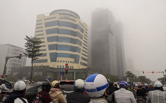 昨天上午，在河內市區內及整個北部平原一帶都出現大霧天氣。（圖源：杜忠）