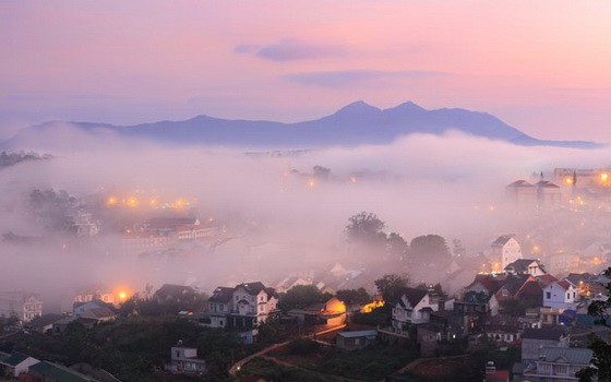 暮色瀰漫的大勒市一瞥。