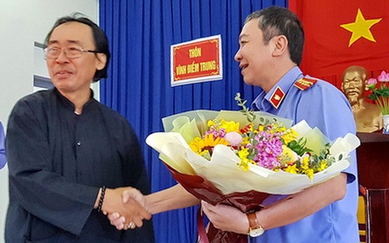 芽莊市人民檢察院院長黎光中（右）代表該市人民檢察院向含冤者蔡春檀公開道歉。（圖源：P.L）