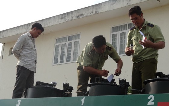 職能力量查獲 6000公升來歷不明的E5-92汽油。（圖源：黎安）