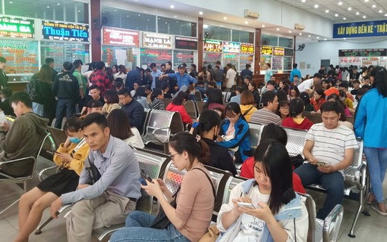 民眾等待發售春運車票。