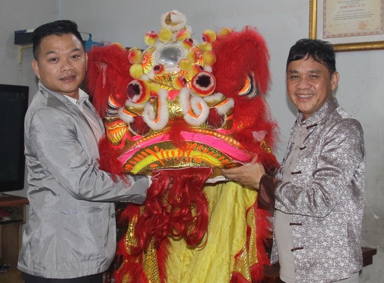 徐梓衡師傅(右)向麒麟捐贈一套醒獅。