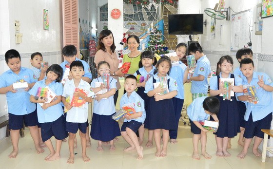 本報工會副主席陳月寶代表轉交禮物及現金 給校長及學生們。