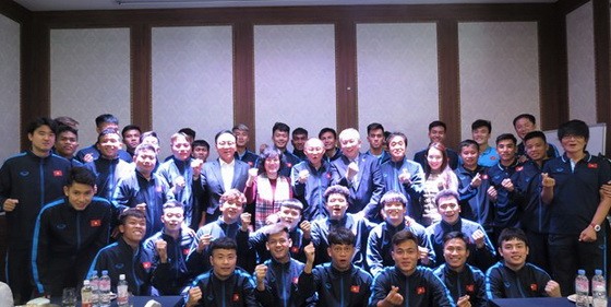 越南駐韓國大使阮武秀同越南國家男子足球 隊合影。（圖源：互聯網）