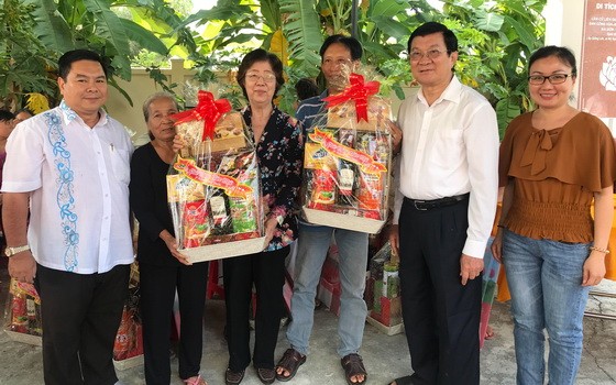 前國家主席張晉創(右二)、劉金華同志 (右四)、丁文森(左一)和黃婉玲(右一)夫婦向優撫對象贈送禮物。