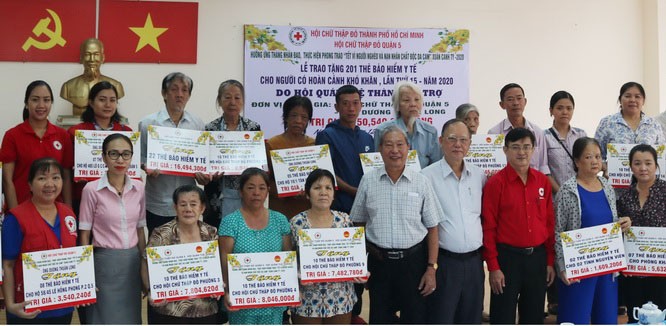 第五郡紅十字會向窮困家庭及落葉劑受害者贈送醫保卡。