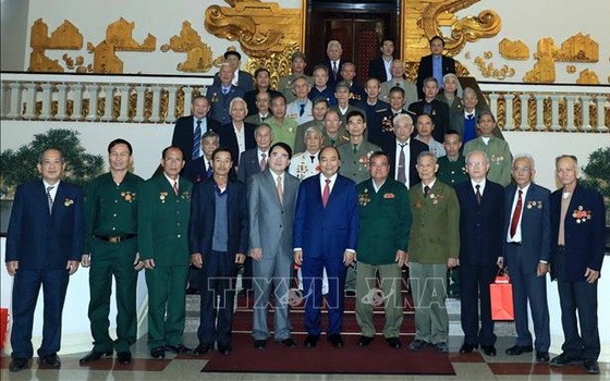 政府總理阮春福（前中）與海防市革命戰士團合影。（圖源：越通社）