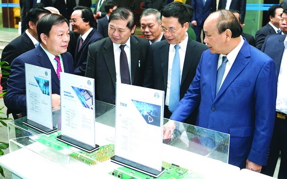 政府總理（前右一）瞭解 5G 設備。（圖源：VGP）