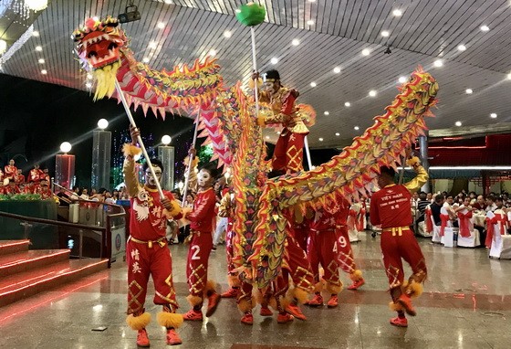 精英堂表演“豪光四射與龍共舞”新節目。