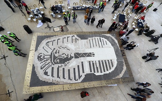 埃及人用7260個咖啡杯拼出圖坦卡門面具，刷新世界記錄。（圖源：新華社）