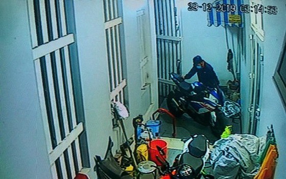 竊賊於凌晨3時許潛入阿T.住房偷走一輛名貴摩托車。（圖源：視頻截圖）