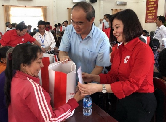 市領導贈送春節禮物給貧困者。（圖源：互聯網）