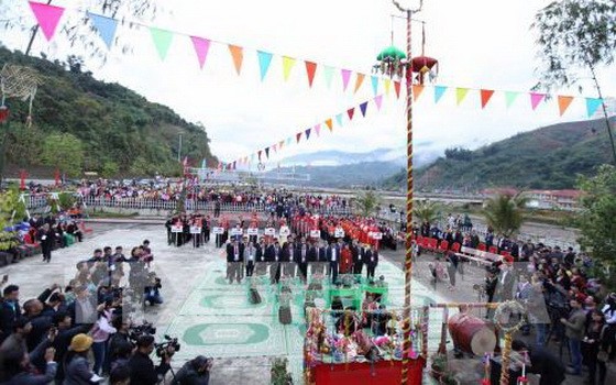 越老中三國拋繡球盛會開幕式場景。（圖源：越通社）