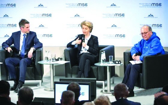 歐委會主席馮德萊恩（中）表示歐盟或需延長英國“脫歐”過渡期。（圖源：互聯網）