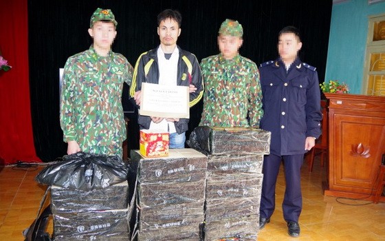 非法運輸鞭炮被抓獲的阮文力（左二）及物證120公斤鞭炮。（圖源：微全）