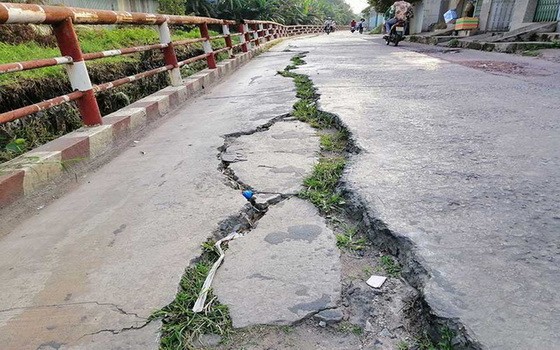 戰略街最近路面出現許多裂痕，並且日漸擴大。
