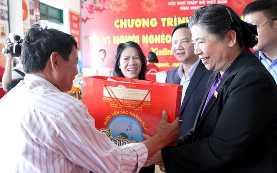 國會常務副主席從氏放（右）向慶和省萬寧縣萬盛鄉困貧戶贈送禮物。（圖源：忠誠）