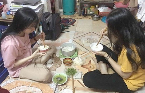 大學生飯菜本來要很節省，現今豬肉漲價令他們遇上更多困難。