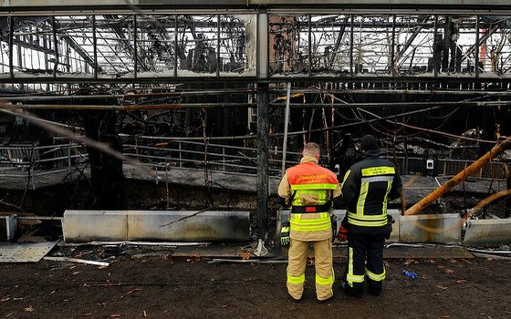 動物園的猿類館已被燒毀。（圖源：路透社）
