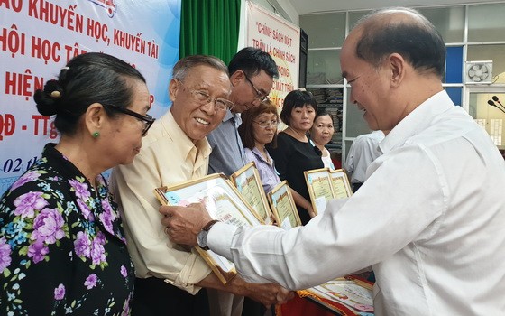 華人家庭戶李文福和王沛川榮獲表彰。