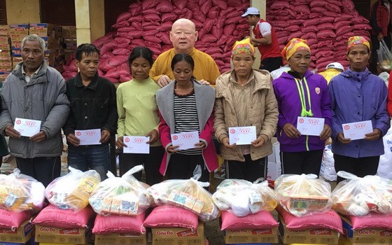 釋惟鎮法師派發禮物給貧戶。