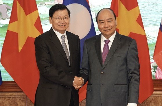 阮春福總理（右）會見老撾總理通倫‧西蘇里。（圖源：VGP）