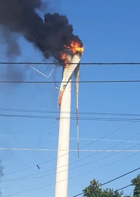 風電渦輪機著火冒煙，燃燒猛烈。（圖源：阮進）