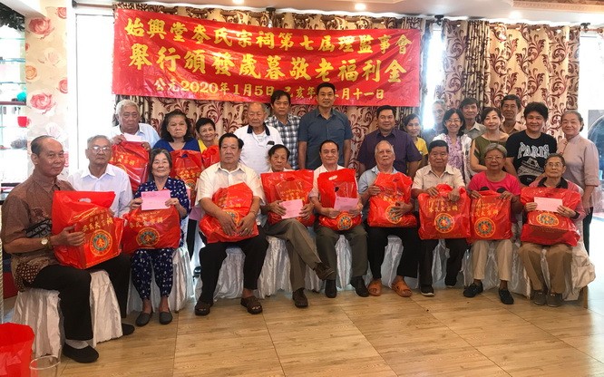 理事們與麥、 何長者留影。