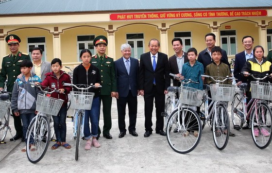 政府常務副總理張和平（中）向河江省各民族民眾贈送禮物後合影留念。（圖源：VGP）