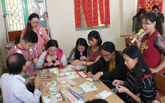 SHZ舉辦的迎春書法盛會吸引了廣大熱愛書法、藝術賀卡的青年踴躍參加、交流，場面十分熱鬧。