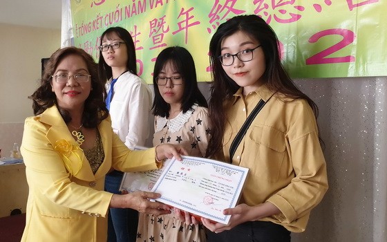 慈念外語中心向各班優秀生，以及勤奮好學的學生贈送獎品。