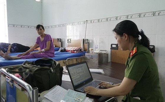 第九郡公安機關的行政與社會秩序管理隊來到 病房協助患者辦理身份證。