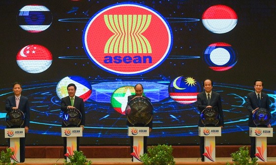 政府總理阮春福（中）與各代表啟動開通東盟網頁。（圖源：Zing）