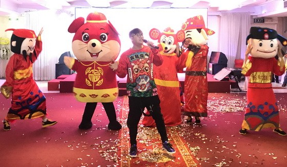 李志成與團圓在點睛開光儀式上演出賀歲節目。