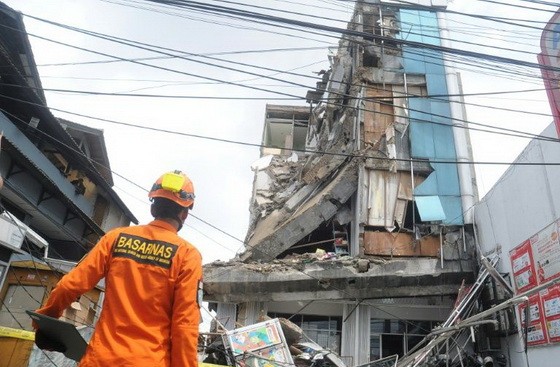 雅加達5層樓建築塌陷多人受困，現場滿目瘡痍。（圖源：互聯網）