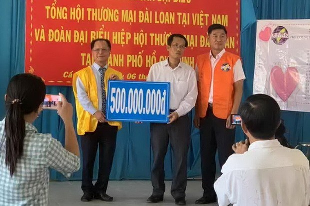 台商向茶榮省貧戶贈送水塔及溫情屋 ảnh 1