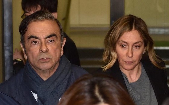 圖為日產前董事長卡洛斯-戈恩與妻子卡羅爾2019年4月在東京。（圖源：AFP）