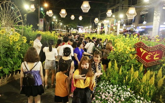 吸引眾多遊人的富美興春花會。