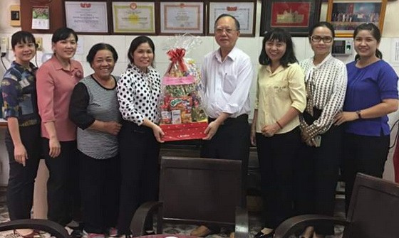 第五郡婦聯會向穗城會館理事長盧耀南贈送禮物。