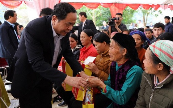 越南祖國陣線中央委員會主席陳清敏（前左）向諒山省高祿縣保林鄉貧困戶贈送禮物。（圖源：忠孝）