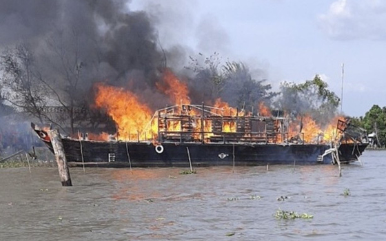 遊船大火現場。（圖源：淮商）