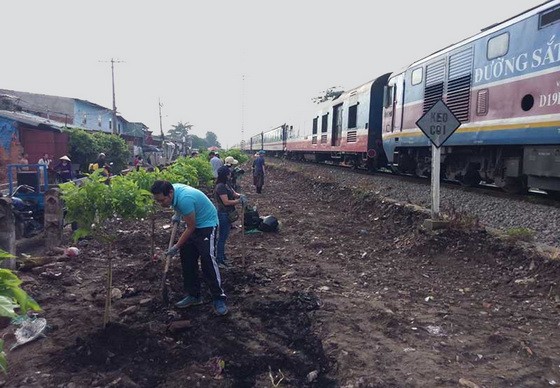 舊邑郡第五坊民眾清除垃圾，同時在列車軌道沿途種植綠樹。
