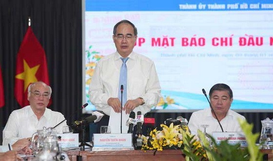 市委書記阮善仁（中）會上發表講話。（圖源：勇芳）