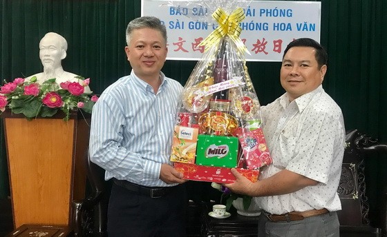 黎曰孟雄編委（左）接受丁文森贈送的新年禮物。