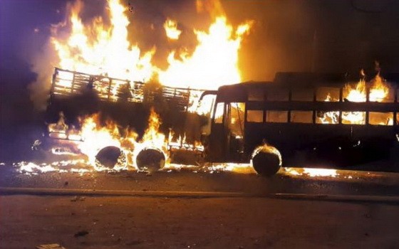 兩車相撞後起火現場。（圖源：《印度報業托拉斯》）