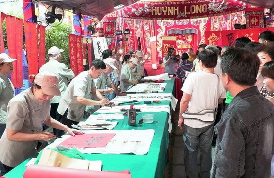 邊和七府古廟新春盛會的書法交流活動。